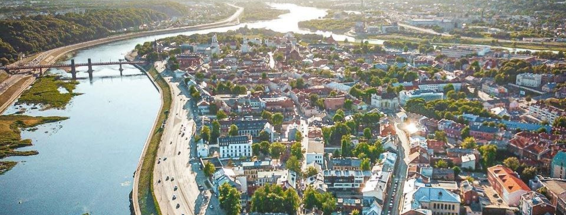 Immagine di Kaunas, Lituania, con in vista il fiume e il centro storico